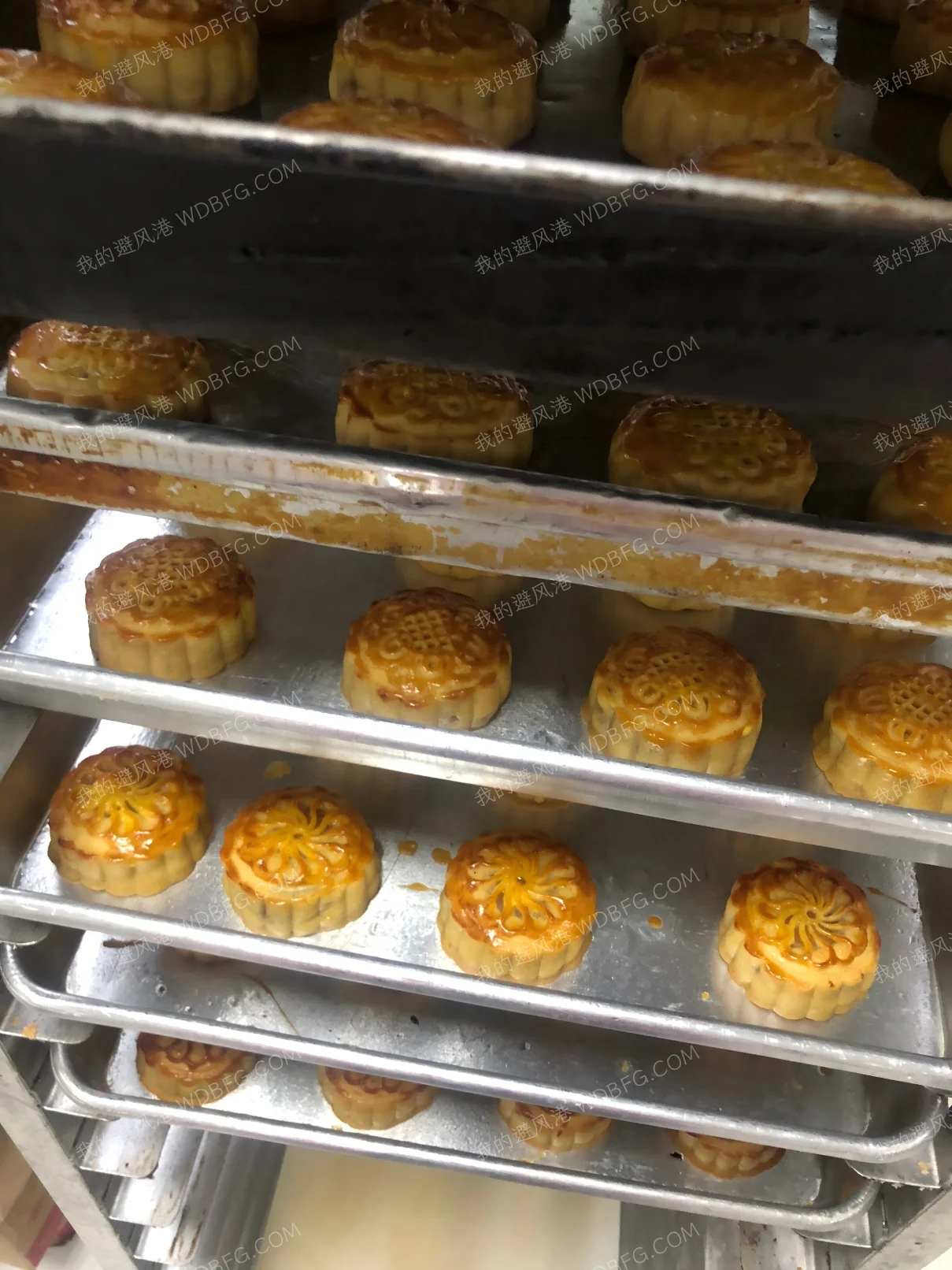 快中秋了，院里的自制月饼