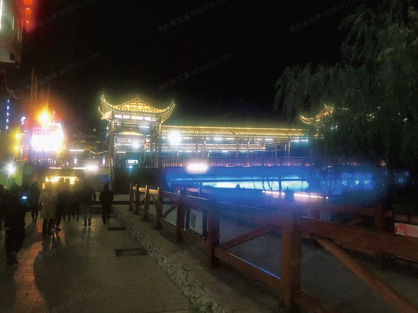 到张家界了，逛夜街