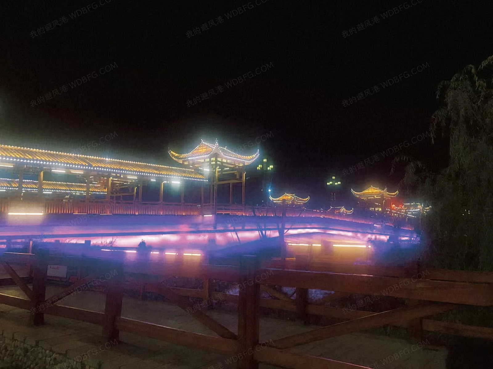 到张家界了，逛夜街